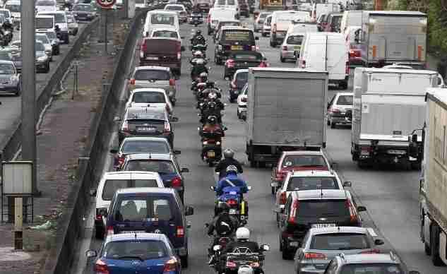 Legalizacija vožnje med pasovi "Lane Splitting"